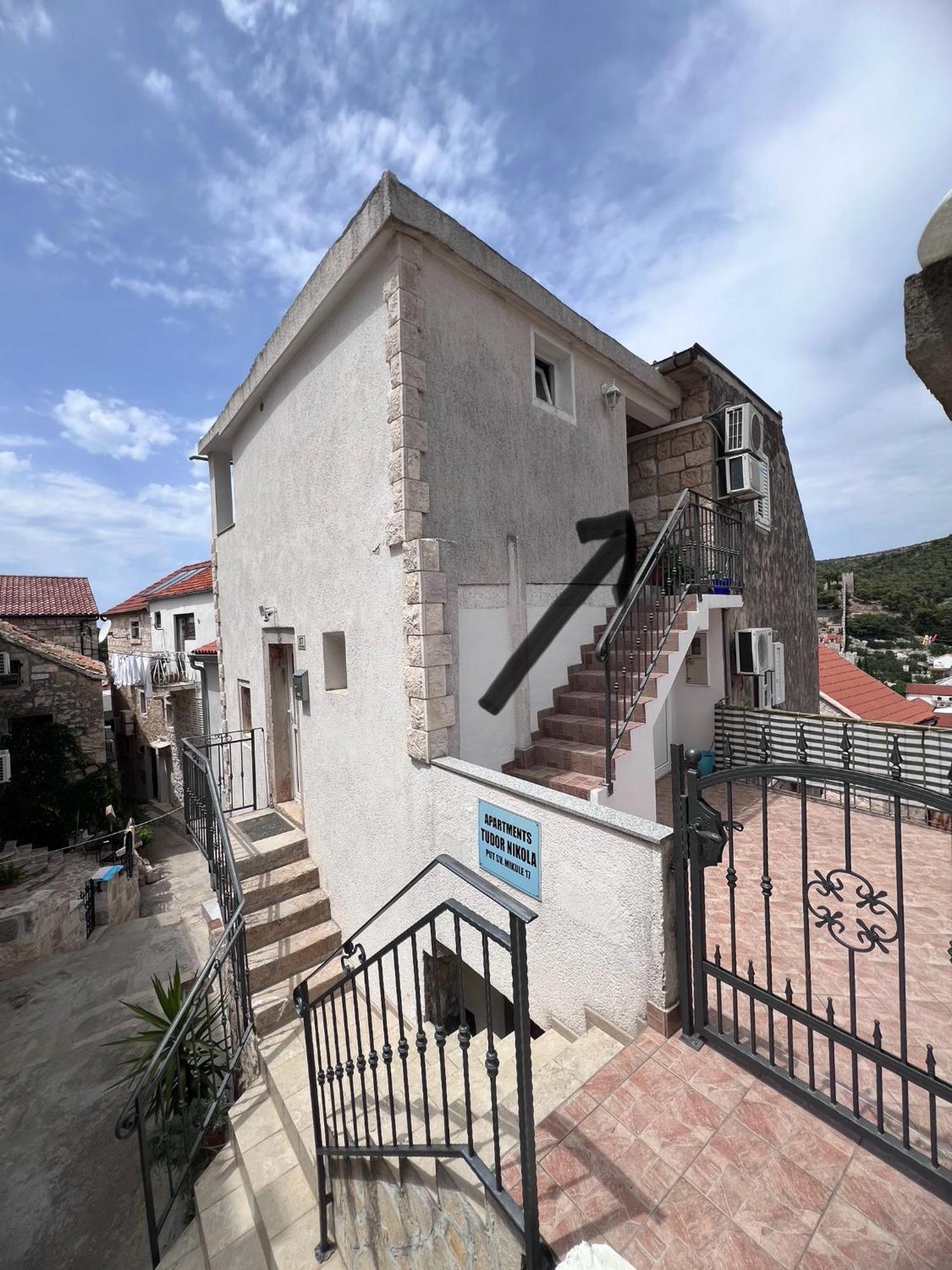 Apartments Tudor Nikola Hvar Town Eksteriør bilde